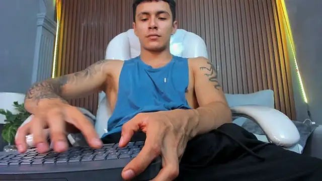 Snapshot of Leo_santoro chatting on November 5, 3:45 pm Leo santoro online show from November 5, 3:45 pm