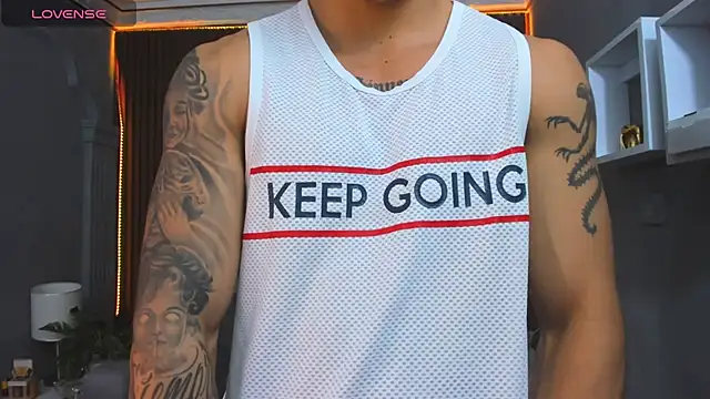 Snapshot of Leo_santoro chatting on November 11, 1:44 pm Leo santoro online show from November 11, 1:44 pm