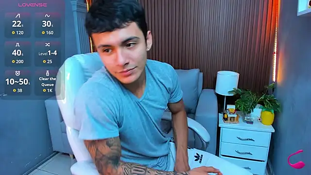 Snapshot of Leo_santoro chatting on November 18, 3:05 pm Leo santoro online show from November 18, 3:05 pm