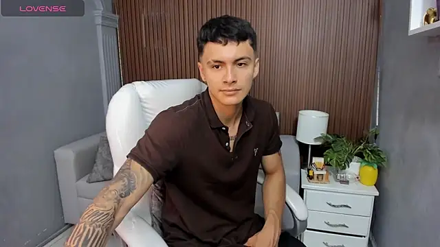 Snapshot of Leo_santoro chatting on November 20, 1:33 pm Leo santoro online show from November 20, 1:33 pm