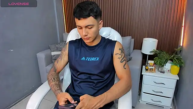 Snapshot of Leo_santoro chatting on November 22, 2:49 pm Leo santoro online show from November 22, 2:49 pm