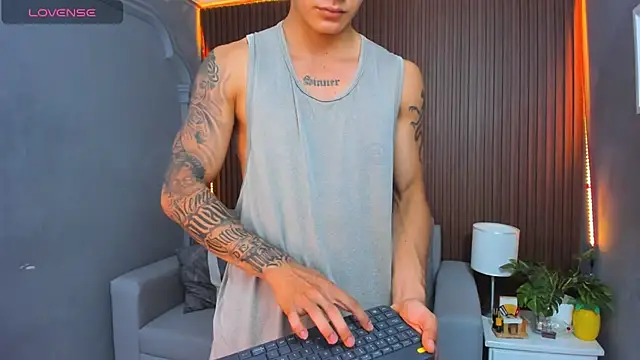 Snapshot of Leo_santoro chatting on November 25, 1:55 pm Leo santoro online show from November 25, 1:55 pm