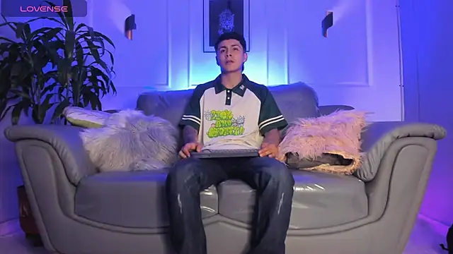 Leo santoro online show from February 19, 1:18 pm