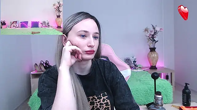 Snapshot of AliceMooreXO chatting on September 25, 7:23 am AliceMooreXO online show from September 25, 7:23 am