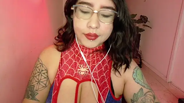 Snapshot of Hell_Girll_ chatting on October 31, 10:44 pm Hell Girll online show from October 31, 10:44 pm