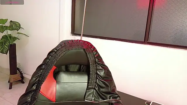 Snapshot of Hell_Girll_ chatting on November 9, 3:38 am Hell Girll online show from November 9, 3:38 am