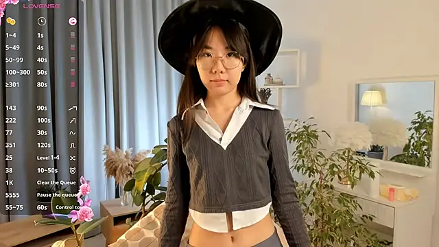 UdelaDodson online show from October 1, 3:29 pm