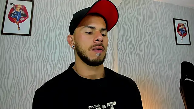 Snapshot of dylan_jacobx chatting on October 31, 3:07 am dylan jacobx online show from October 31, 3:07 am