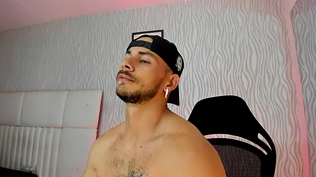 Snapshot of dylan_jacobx chatting on December 2, 3:45 am dylan jacobx online show from December 2, 3:45 am