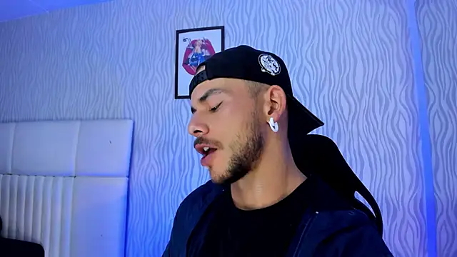 Snapshot of dylan_jacobx chatting on December 3, 3:47 am dylan jacobx online show from December 3, 3:47 am