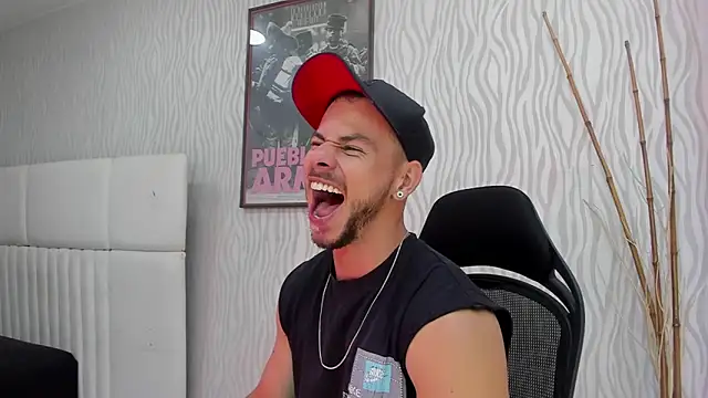 Snapshot of dylan_jacobx chatting on February 3, 3:37 am dylan jacobx online show from February 3, 3:37 am