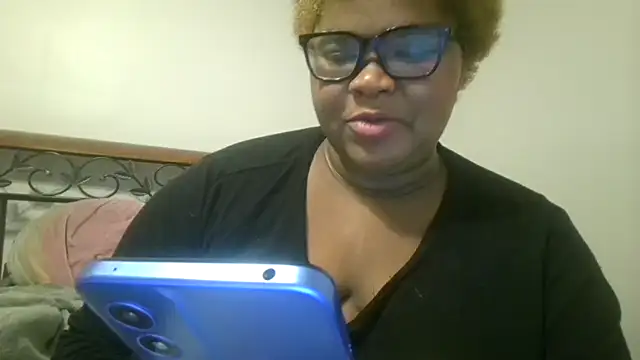 techprincessxx online show from November 9, 3:43 pm