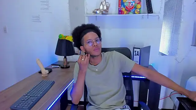 Snapshot of DEAMOL chatting on November 18, 6:45 pm DEAMOL online show from November 18, 6:45 pm