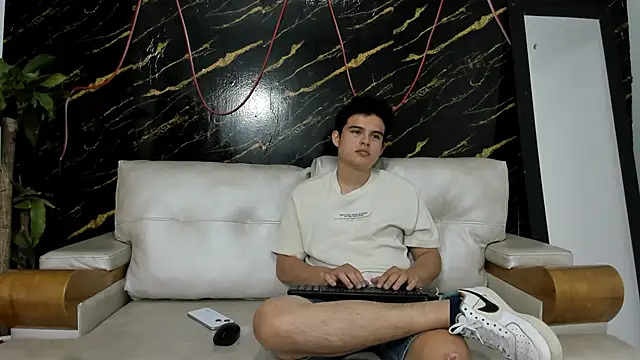 Snapshot of invincible200 chatting on September 10, 2:06 pm invincible200 online show from September 10, 2:06 pm