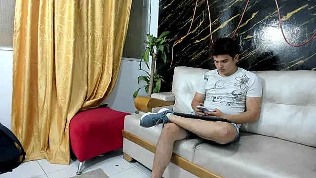 Snapshot of invincible200 chatting on September 12, 1:33 pm invincible200 online show from September 12, 1:33 pm