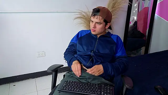 Snapshot of invincible200 chatting on September 27, 2:33 pm invincible200 online show from September 27, 2:33 pm