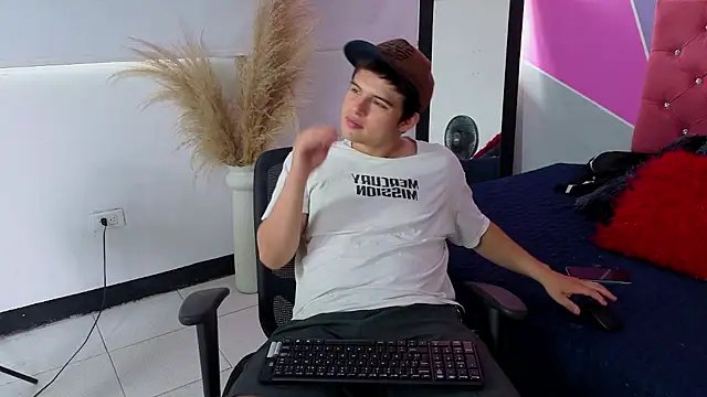 Snapshot of invincible200 chatting on September 29, 3:17 pm invincible200 online show from September 29, 3:17 pm