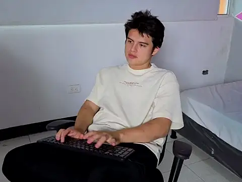 Snapshot of invincible200 chatting on October 10, 2:05 pm invincible200 online show from October 10, 2:05 pm