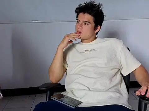 Snapshot of invincible200 chatting on October 13, 1:33 pm invincible200 online show from October 13, 1:33 pm