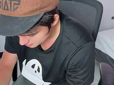 Snapshot of invincible200 chatting on October 31, 1:56 pm invincible200 online show from October 31, 1:56 pm