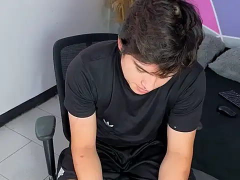 Snapshot of invincible200 chatting on November 14, 1:54 pm invincible200 online show from November 14, 1:54 pm