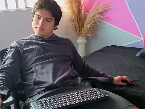 Snapshot of invincible200 chatting on November 17, 2:12 pm invincible200 online show from November 17, 2:12 pm