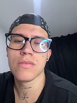 Snapshot of Kurtxxx22 chatting on November 9, 1:04 am Kurtxxx22 online show from November 9, 1:04 am