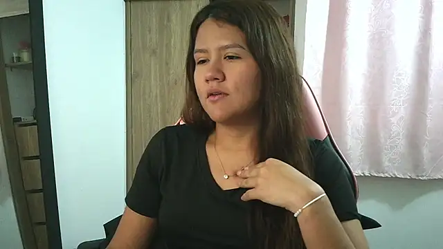 Oliviawatson1 online show from October 27, 12:20 pm