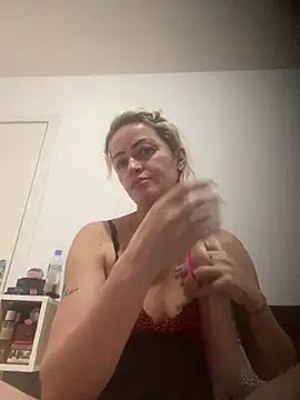 Snapshot of Alerquinasc chatting on December 13, 11:43 pm Alerquinasc online show from December 13, 11:43 pm