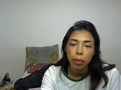 Snapshot of MeganAndMax@xh chatting on December 16, 1:32 am MeganAndMaxxh online show from December 16, 1:32 am