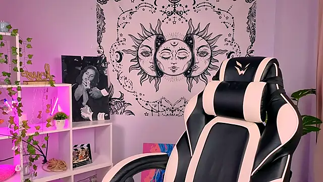 Snapshot of Charlotte_Colinss chatting on September 17, 4:25 am Charlotte Colinss online show from September 17, 4:25 am