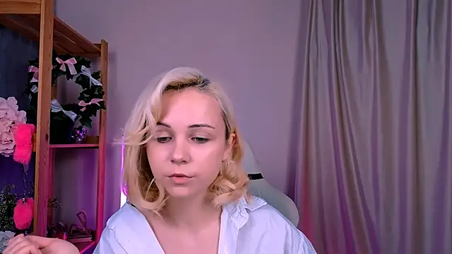 Snapshot of Charlotte_Colinss chatting on September 30, 4:28 am Charlotte Colinss online show from September 30, 4:28 am
