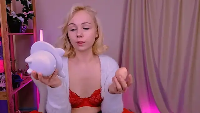 Snapshot of Charlotte_Colinss chatting on October 7, 3:36 am Charlotte Colinss online show from October 7, 3:36 am