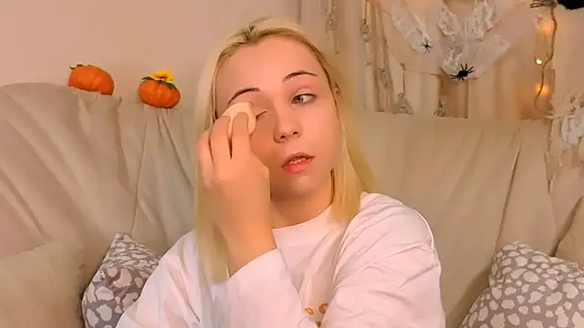 Snapshot of Charlotte_Colinss chatting on October 20, 5:19 am Charlotte Colinss online show from October 20, 5:19 am