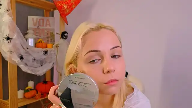 Snapshot of Charlotte_Colinss chatting on October 21, 3:40 am Charlotte Colinss online show from October 21, 3:40 am