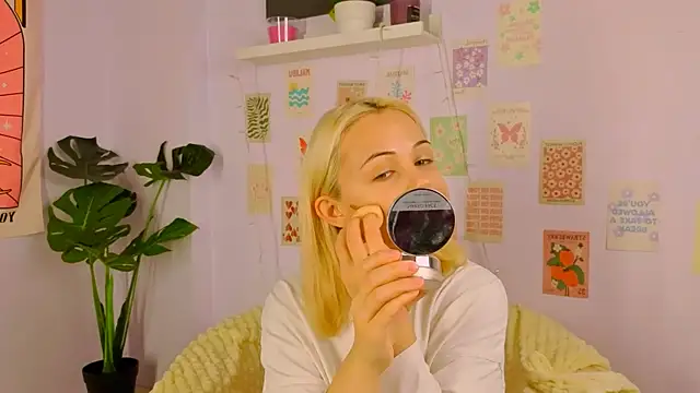 Snapshot of Charlotte_Colinss chatting on October 24, 3:25 am Charlotte Colinss online show from October 24, 3:25 am