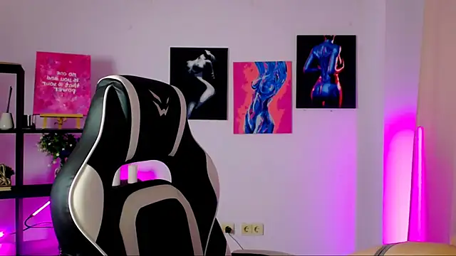 Snapshot of Charlotte_Colinss chatting on November 7, 4:23 am Charlotte Colinss online show from November 7, 4:23 am