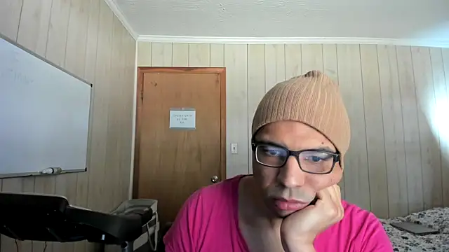 Snapshot of NaturalBeautyQueen chatting on October 14, 4:19 pm NaturalBeautyQueen online show from October 14, 4:19 pm