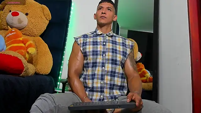 Snapshot of Evan_Storn chatting on October 14, 12:17 pm Evan Storn online show from October 14, 12:17 pm