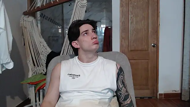 Snapshot of AteneoJr chatting on November 11, 4:12 am AteneoJr online show from November 11, 4:12 am