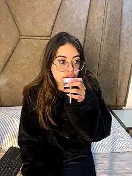 Isabela Colins online show from September 9, 12:59 pm