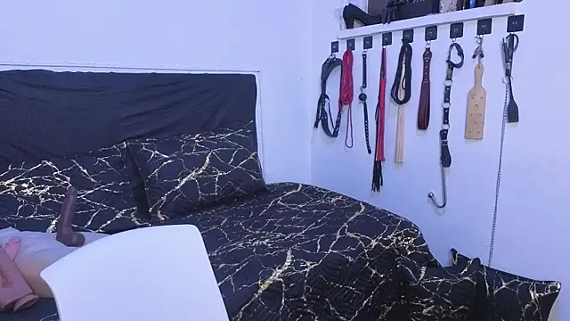 elowen halley1 online show from November 8, 9:57 pm