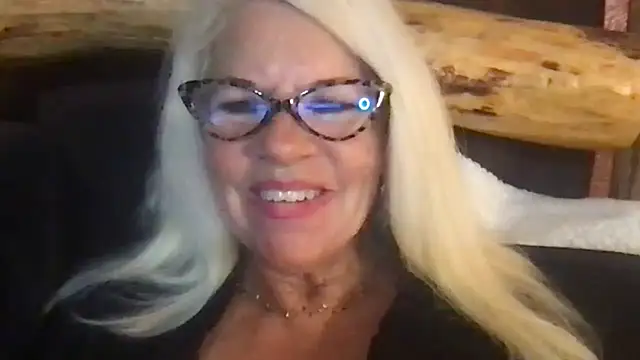 Snapshot of SubMissOlivia chatting on October 31, 4:30 pm SubMissOlivia online show from October 31, 4:30 pm