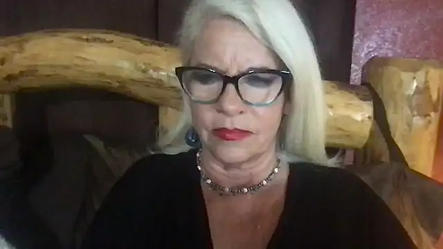 Snapshot of SubMissOlivia chatting on November 8, 2:12 am SubMissOlivia online show from November 8, 2:12 am