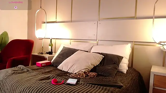 Snapshot of Lina_Montclair chatting on November 6, 7:15 pm Lina Montclair online show from November 6, 7:15 pm