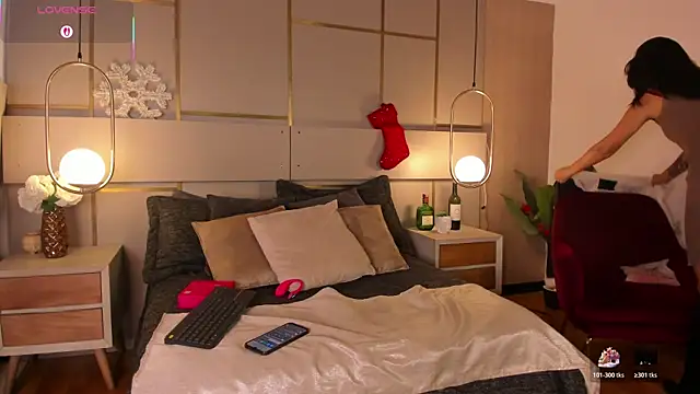 Snapshot of Lina_Montclair chatting on December 17, 7:42 pm Lina Montclair online show from December 17, 7:42 pm