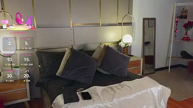 Lina Montclair online show from April 7, 7:03 pm