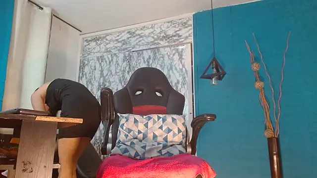 hanna mooreee online show from April 6, 7:04 pm