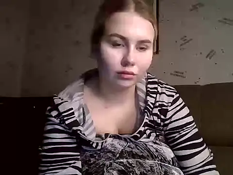 Snapshot of xSweetieLadys chatting on December 3, 8:40 pm xSweetieLadys online show from December 3, 8:40 pm