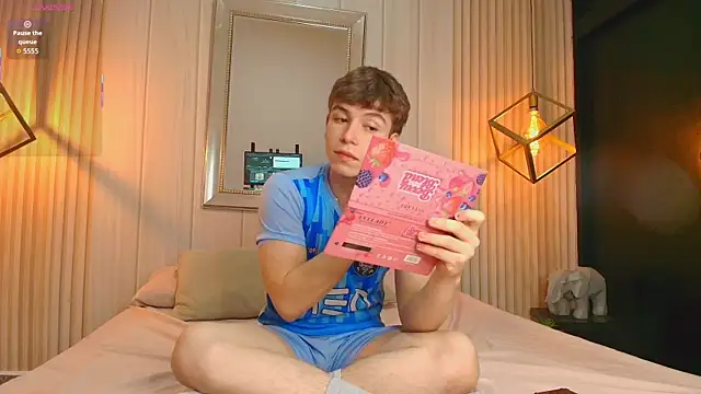 Snapshot of TaylerWhite chatting on October 12, 1:21 pm TaylerWhite online show from October 12, 1:21 pm